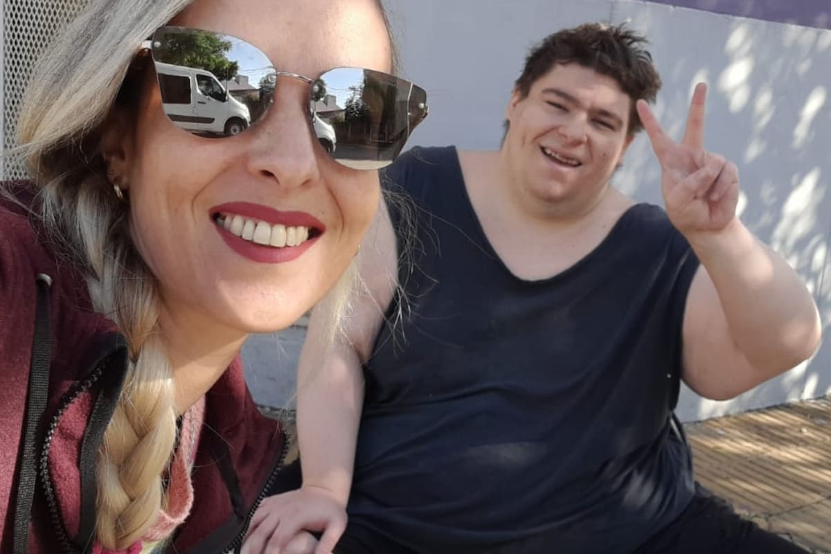 Verónica y su primo, Leandro, juntos y felices, reconstruyen el tiempo perdido