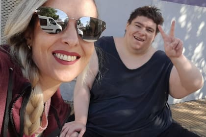 Verónica y su primo, Leandro, juntos y felices, reconstruyen el tiempo perdido