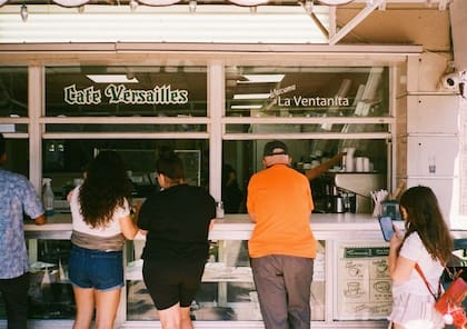 Versailles Restaurant, en Miami, lleva cinco décadas siendo punto de reunión de la comunidad cubana