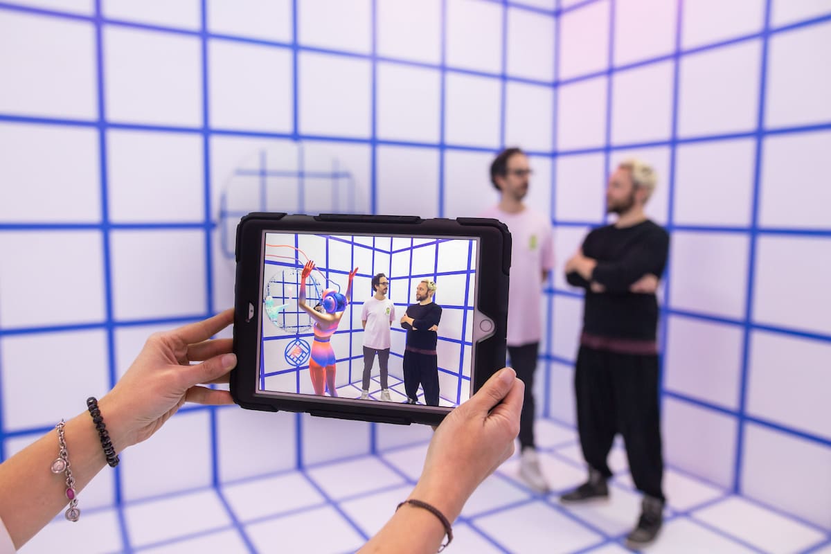 Versión 2.0 del clásico “boca en boca”, las redes sociales se convirtieron en terreno codiciado de muchos artistas; una selfi tomada en una exposición puede hacerlos llegar muy lejos