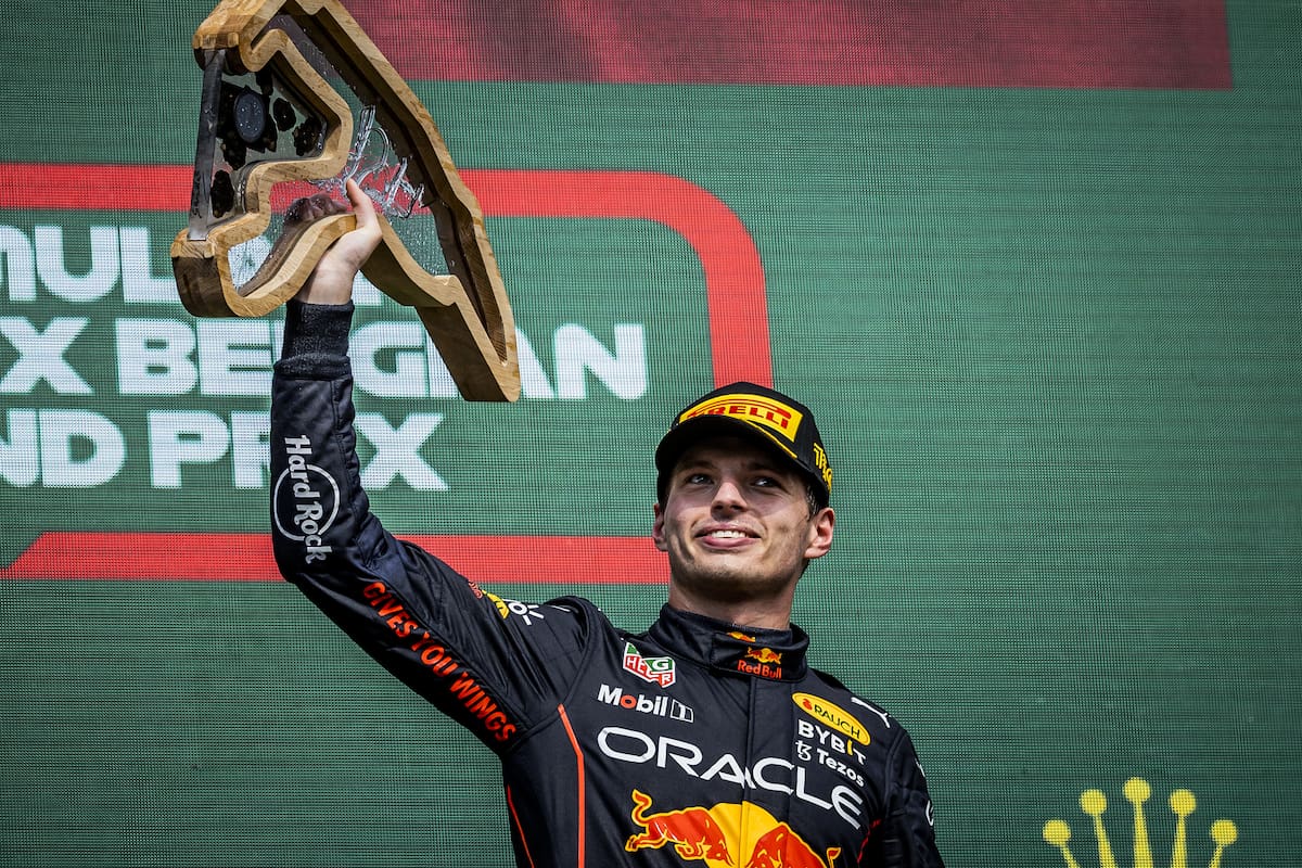 Verstappen celebra en el podio; el neerlandés arrasó en Bélgica con su Red Bull