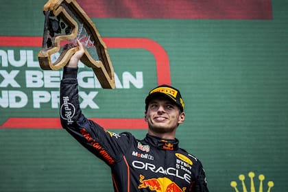 Verstappen celebra en el podio; el neerlandés arrasó en Bélgica con su Red Bull