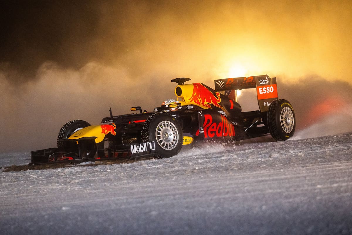 Verstappen deslumbra a los fanáticos de la Fórmula 1 con su Red Bull en la nieve