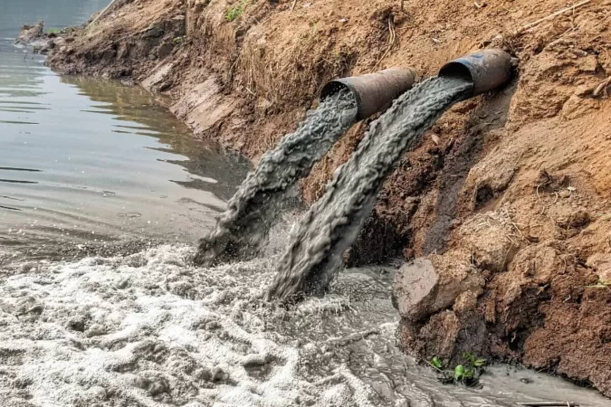 Vertido de residuos urbanos no tratados en un río
