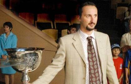 Veselin Topalov, el campeón invicto en el Mundial de San Luis, con la copa