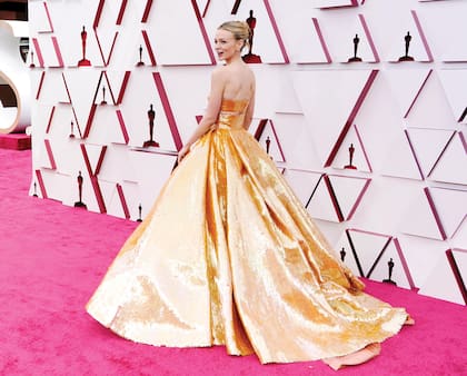 Vestida como una princesa moderna, Carey Mulligan
levantó suspiros con un crop top y una gran falda
de Valentino, hechos íntegramente con paillettes.
Una de las nominadas a la Mejor Actriz Protagónica
(perdió el Oscar en manos de Frances MacDormand),
completó su look con pendientes Cartier y el pelo
recogido en un coqueto “bun”
