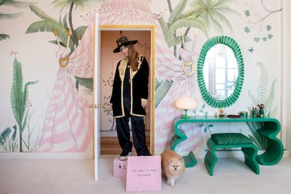 Vestida con cafetán de Velasco (la casa de Marruecos que hacía esa misma prenda para Yves Saint Laurent) y sombrero con estrellas de Carolina K.
