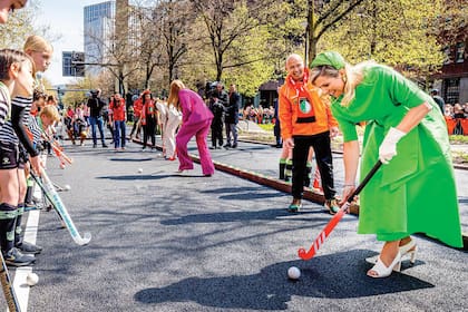 Vestida con un conjunto verde de Natan, que combinó con un tocado haciendo juego de Fabienne Delvigne, sandalias asimétricas también de Natan, sobre de la firma Marina Raphael y pendientes Scully & Scully, la soberana se animó a jugar al hockey.