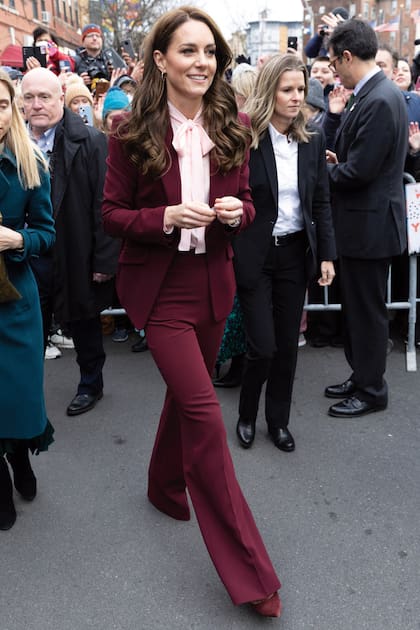 Vestida con un traje de blazer y pantalón de Roland Mouret y zapatos Gianvito Rossi, la princesa llega a Chelsea, donde junto al príncipe William conocieron Roca, una organización sin fines de lucro que trabaja para ayudar a jóvenes de alto riesgo, de entre 16 y 24 años.