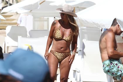 Vestida con una bikini de animal print, la diputada provincial santafesina se mostró muy relajada en sus vacaciones esteñas