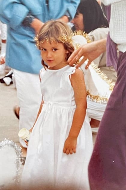 Vestida de angelito, en el jardín de infantes del San Martin de Tours, antes de que la familia Maylin se mudara a zona norte. "Nací en Capital, pero nos mudamos, primero, a San Isidro, y después, a Tortugas. Cuando terminamos la secundaria y empezamos la facultad, volvimos a San Isidro", cuenta.