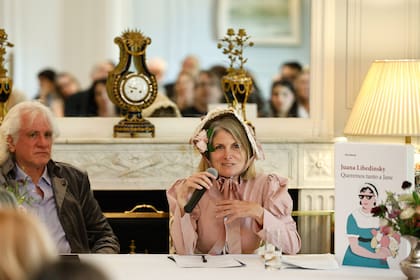 Vestida de época, Juana Libedisnky habló junto a Klaus Gallo sobre su libro "Queremos tanto a Jane"
