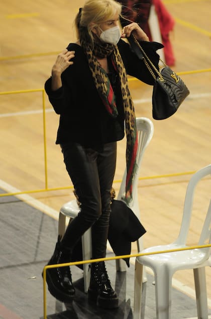 Vestida de un negro
riguroso y con detalles
animal print, varios la
confundieron con su
famosa madre, quien
aún espera su turno para
vacunarse