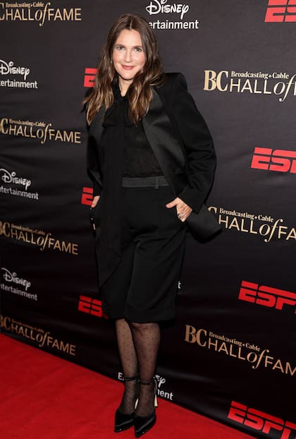 Vestida íntegramente de negro, Drew Barrymore acaparó todos los flashes en la alfombra roja de la Gala del 33.º de los Premios del Salón de la Fama de Broadcasting + Cable, que se llevó a cabo en el Salón Ziegfeld, en la ciudad de Nueva York