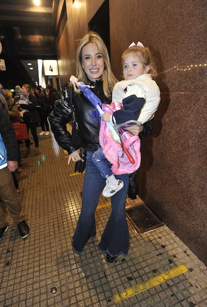 Vestida para la ocasión, Chloé Insaurralde disfrutó del espectáculo junto con su mamá, la conductora Jesica Cirio