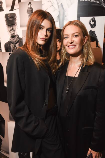 Vestidas en total black, Kaia Geber (la hija de Cindy Crawford) y Marta Ortega, posaron para los fotógrafos durante el lanzamiento de la cápsula Steven Meisel x Zara.
