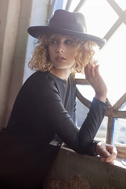 Vestido camiseta (Las Pepas), sombrero de ala ancha de fieltro
(@dachics)