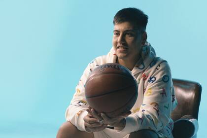 Vestido con la camiseta de Facundo Campazzo, Duki se animó a improvisar un freestyle con una serie de palabras propuestas por NBA LATAM