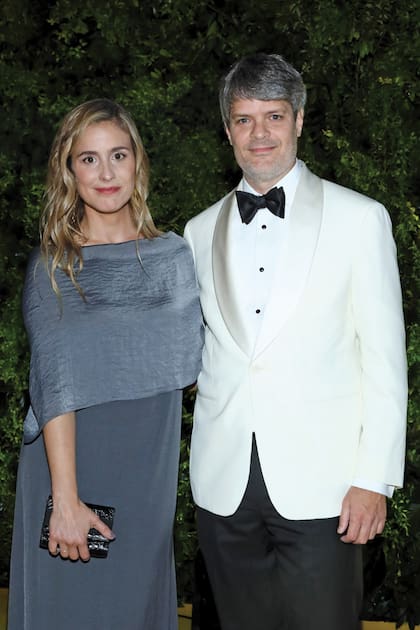 Vestido con smoking
blanco de solapas
satinadas, Edo
Costantini viajó
especialmente desde
Nueva York, donde
vive desde hace más
de diez años, junto
a su mujer Delfina
Braun