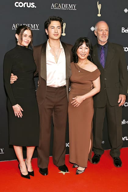 Vestido con un traje de Dolce & Gabbana, Hudson
junto a su novia, la tatuadora Katelyn Larson, y sus papás, la
decoradora de interiores coreana Sunny Williams y el ingeniero
británico-danés del que prefirió no dar su nombre