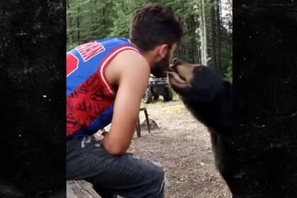 Vestido con una musculosa de Superman, este hombre le dio de comer a un oso desde su propia boca y salió ileso (TMZ)
