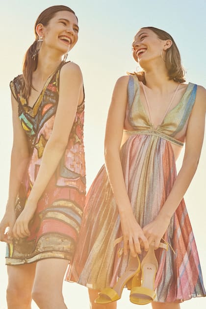Vestido de lentejuelas multicolor (Vero Alfie), aros (Fahoma). Mini vestido plisado en lurex rayado (Zitta), sandalias en charol (Mishka), aros en acero quirúrgico con baño oro 18k (By Margot Jewelry)