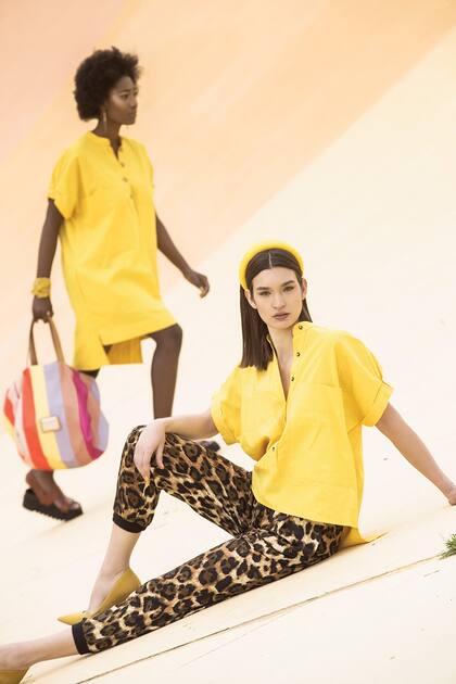 Vestido de lino (Mishka), bolso de colores (Blaquè), sandalias de cuero (Paula Cahen D’Anvers) y muñequera de tela (Rapsodia). Camisola de lino (Mishka), pantalón (Mirta Armesto), vincha (Las Pepas)