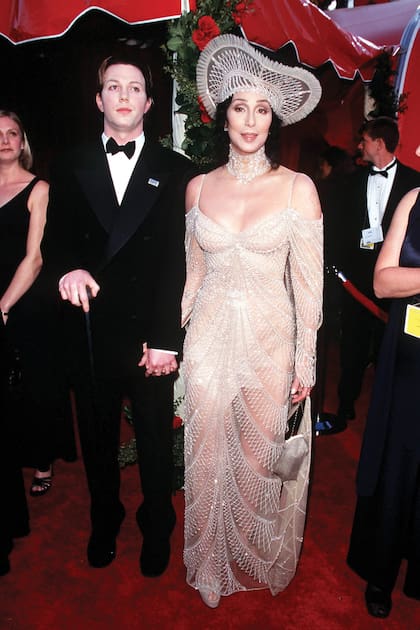 Vestido de piedras y transparencia con sombrero para los Oscar de 1998