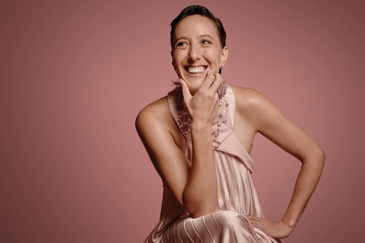 Vestido de seda plisado con arnés de satin en el escote (Fabián Zitta). Collar de piedras rosadas, perlas y cristales (Celedonio)