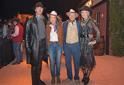 Vestido de vaquero, en uno de los eventos por los 60 de su hijo Alejandro, con Hebe Colman, su gran amor, su hijo Pablo y su mujer, Catherine Blomquist.