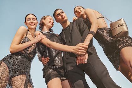 Vestido en encaje bordado en cristales (Giacobbe), vestido paillette y organza de seda natural (Blossom Officiel), ambo lana fría (Etiqueta Negra), vestido con tul bordado a mano (Marian Saud), mini cartera con correa cadena (Prüne)