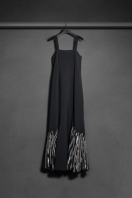 Vestido largo semientallado con recortes en falda y aplicación de volados de la colección Amor otoño-invierno 2020