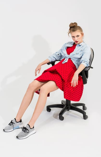 Vestido, Markova, $5680. Camisa con apliques, Cibeles, $2646. Zapatillas, Adidas, $2799.