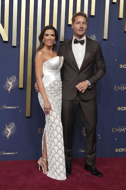 Vestido por Giorgio Armani, Justin Hartley asistió junto a su novia Sofia Pernas.