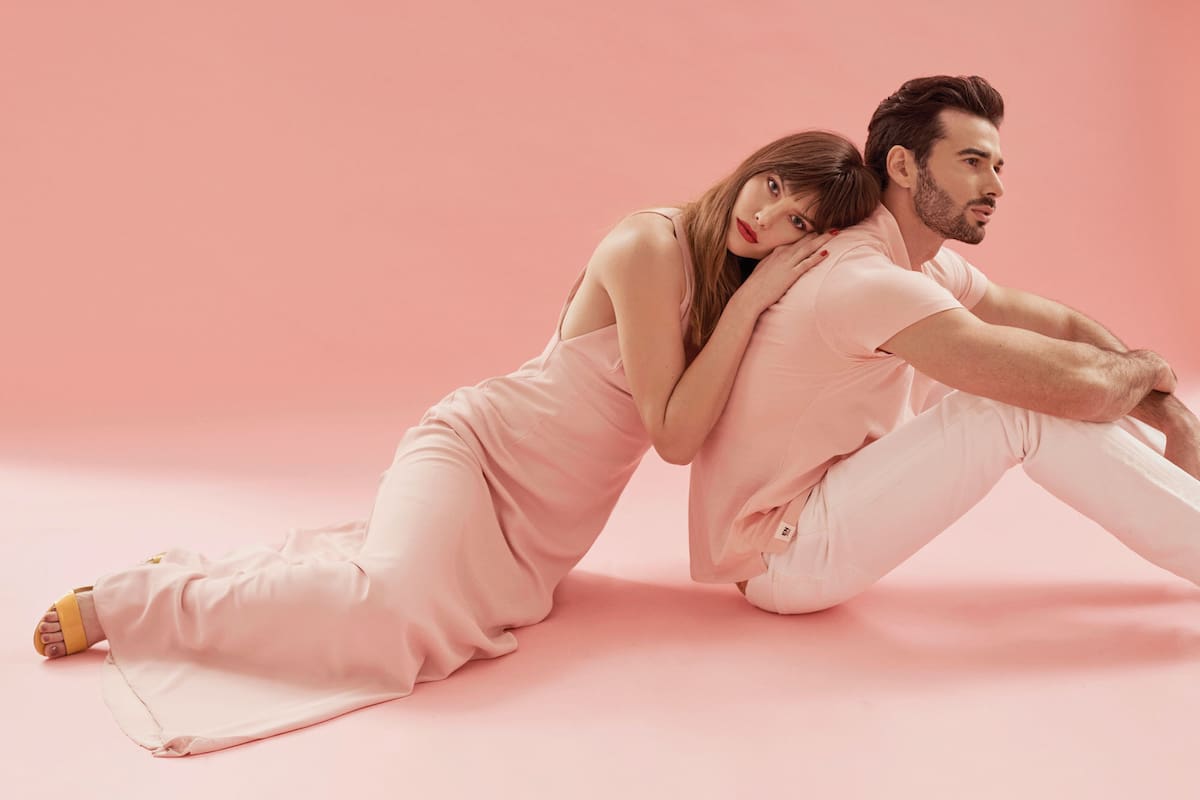 Vestido rosa pálido, con tajo (María Gorof), sandalias (Mishka). Remera chomba (Etiqueta Negra), jean blanco (Levi's)