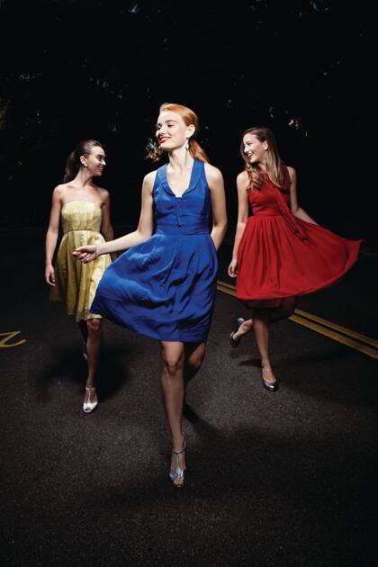 Vestido strapless (Zitta), zapatos ($ 3150, C’Est Fini). Vestido (Vevû), sandalias ($ 3050, Épica). Vestido de gasa ($ 2300, Lulu Martins), balerinas ($ 1526, Cappio)