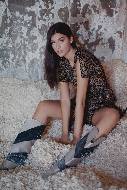 Vestido tejido con estampa animal print (Vitamina), botas (Uma)