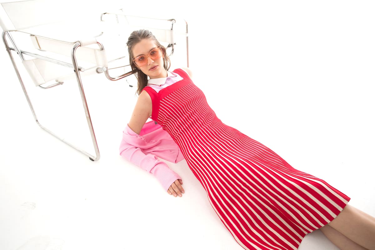 Vestido tejido midi bicolor, musculosa tipo polo de piqué y cardigan tejido (Las Pepas) y maxilente de acetato y cristal salmón (Hardem)