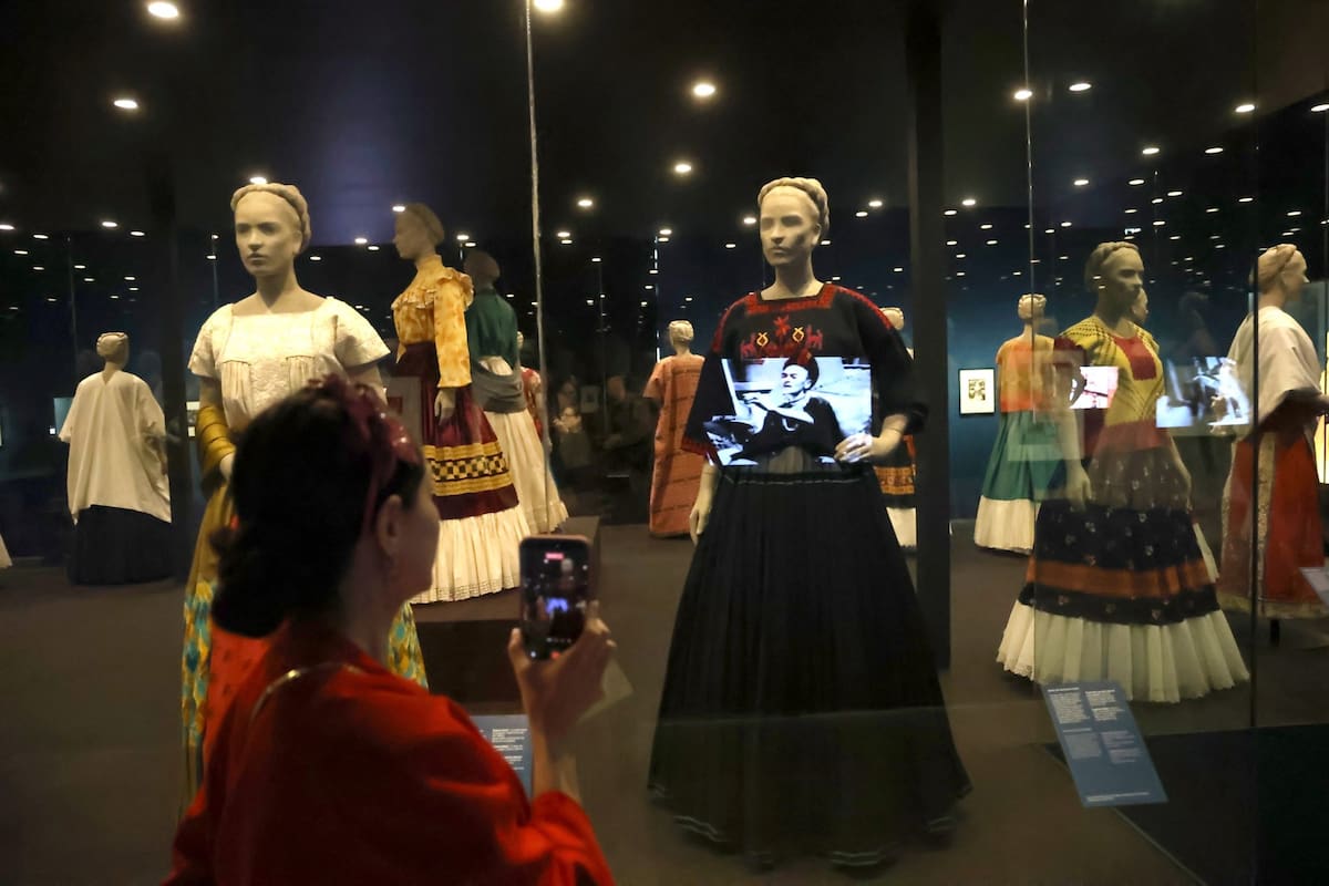 Vestidos de Kahlo que integran la muestra "Viva Frida", que llegan por primera vez al país, en el marco de los festejos por los 25 años del Malba