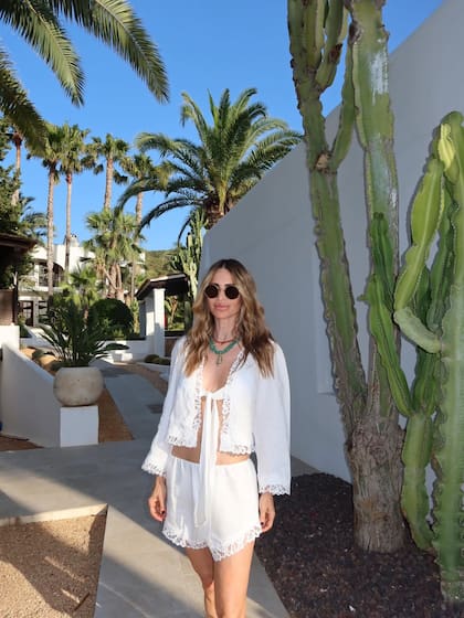 Vestidos de lino, encaje y tonos claros marcaron el estilo elegido por María para sus días en Ibiza