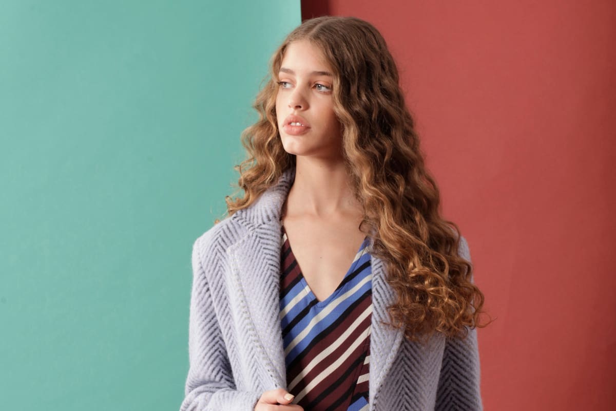 Vestidos y remeras opt art resaltan su efecto visual cuando se usan con tapados entramados. Conseguí este total look de Vitamina en Dressit.com