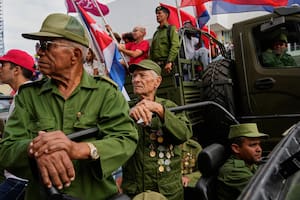 Veteranos de la Revolución de Cuba de 1959 participan en un desfile para conmemorar la llegada de Fidel Castro a la capital como jefe del ejército rebelde, en La Habana, el 8 de enero de 2026