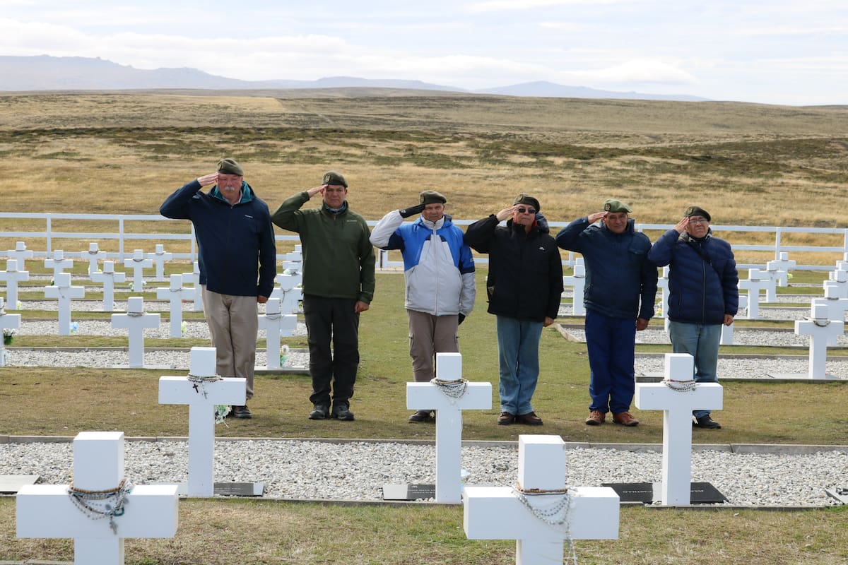 Veteranos del Regimiento de Infantería 4 en el Cementerio Argentino de Darwin