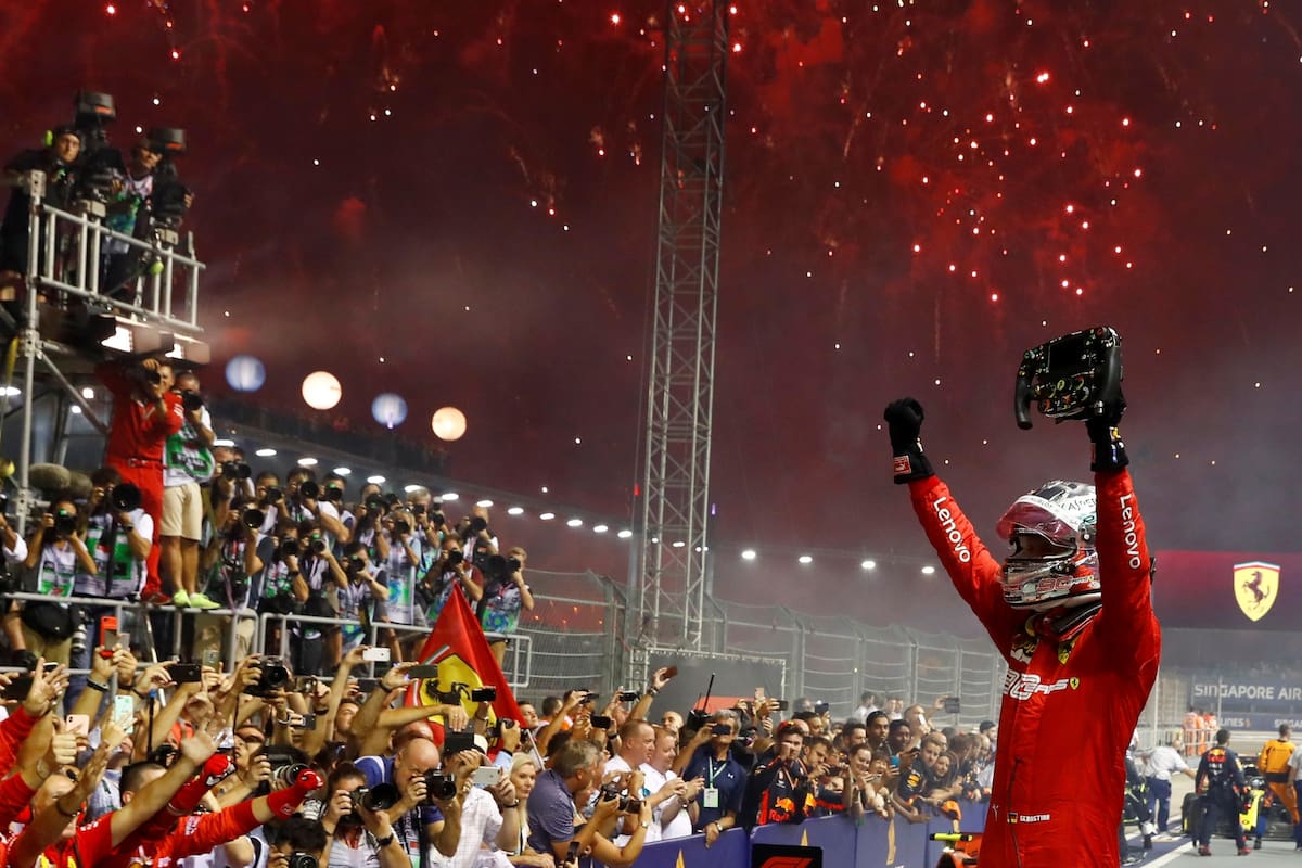 Vettel celebra su triunfo en Singapur.