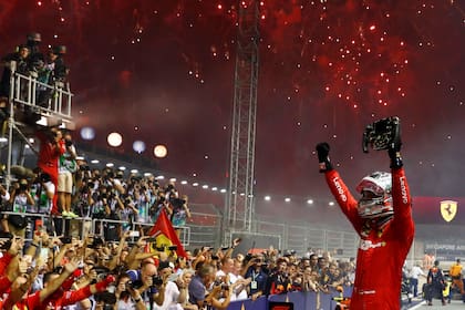 Vettel celebra su triunfo en Singapur.