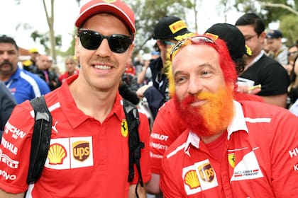 Vettel, con un fan en Melbourne, donde largará tercero con la Ferrari