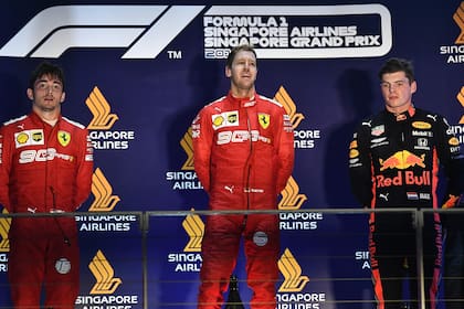 Gran Premio de Singapur 2019, segundo podio de Max Verstappen en el circuito de Marina Bay; el neerlandés compartió la celebración con los pilotos de Ferrari, Charles Leclerc y Sebastian Vettel, que lograría su éxito N°53 en la Fórmula