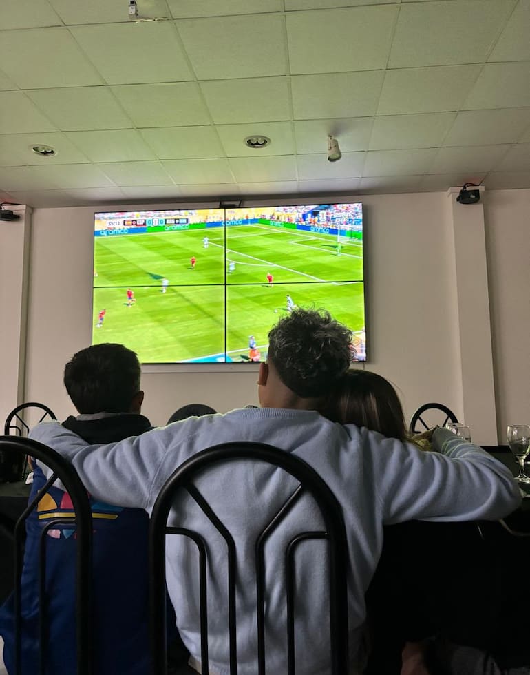 Vi todos los partidos abrazado a mis amigos