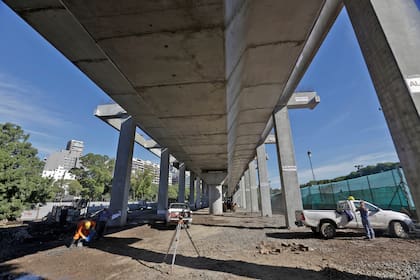 La estación estará elevada a 9,5 metros de altura, con una ubicación que se verá levemente desplazada hacia Retiro respecto a su antiguo emplazamiento