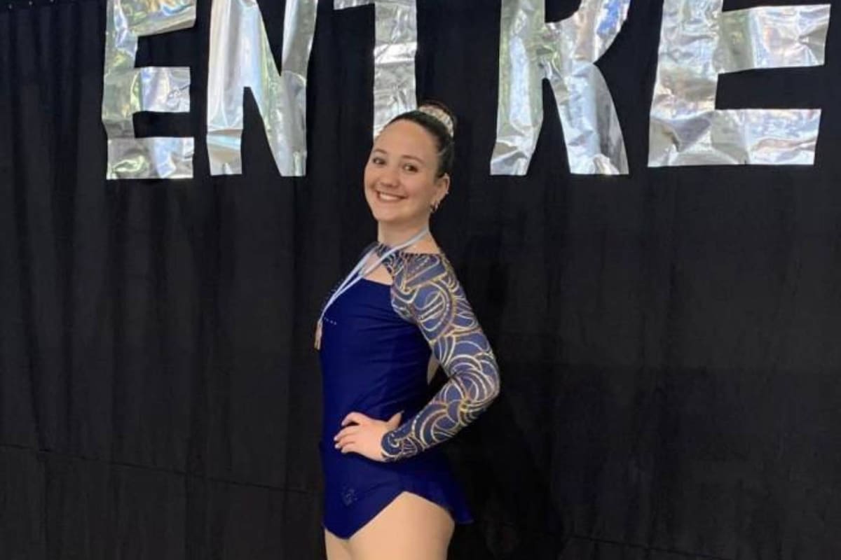 Viajaba en moto y chocó contra el espejo de un auto: al caer fue atropellada por un colectivo y murió.